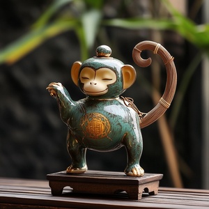 一只小马肯上站着一只猴形状的茶壶,精致好看美观,五种颜色,表层杜黄金耐用好看,手柄加竹丝圈起来,耐高温。