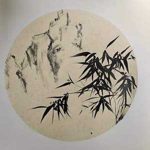 竹叶随风摇动，瀑布流动