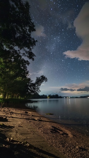 夜色的天空下，湖边景色宜人