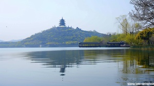 《钱塘湖春行》1. 孤山，寺，贾亭、水面、云脚、春水，初涨、波澜连成一片，2. 早莺、暖树、新燕、春泥、筑巢，3.乱花、迷人眼、浅草、没马蹄，4. 湖东、行不足、绿杨、白沙堤，