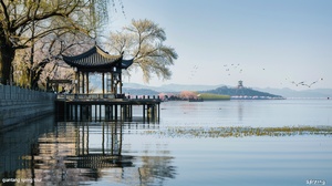 《钱塘湖春行》1. 孤山，寺，贾亭、水面、云脚、春水，初涨、波澜连成一片，2. 早莺、暖树、新燕、春泥、筑巢，3.乱花、迷人眼、浅草、没马蹄，4. 湖东、行不足、绿杨、白沙堤，