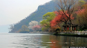 《钱塘湖春行》1. 孤山，寺，贾亭、水面、云脚、春水，初涨、波澜连成一片，2. 早莺、暖树、新燕、春泥、筑巢，3.乱花、迷人眼、浅草、没马蹄，4. 湖东、行不足、绿杨、白沙堤，