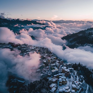 人间仙境，云海，云端的美，贵州小镇，雪花飘飘，雾蒙蒙的背景，广阔视野，色彩饱满，超高清，超细节唯美风景，超高清超广角，