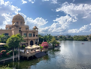 湖边印度风格度假建筑