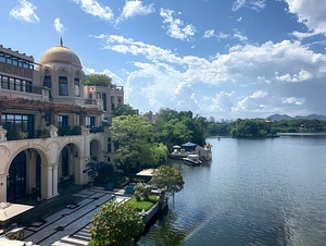 湖边印度风格度假建筑