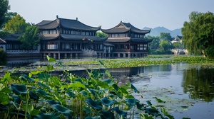 水系还孕育了丰富的水生生态，莲花、芦苇等水生植物点缀其间，鱼儿穿梭其中，为这静态的画卷增添了几分生机与活力。大唐芙蓉园的水系，以其独特的魅力，让每一位踏入其中的游客，都能感受到那份来自盛唐的温婉与灵动。