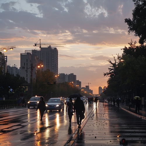 北京清晨天空乌云密布，细雨蒙蒙，行人匆匆！