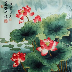 中国绘画,绿色背景,莲花池,绿水涟漪和前景盛开的花朵,作品的名字是用红色墨水写在上面的“2034875”,签名下面有一个区域。这张照片是用iPhone相机从画框内部拍摄的,显示周围根本没有人。这幅艺术作品看起来像是手绘的,可以清楚地看到。签名的上方或下方不应该有标题。