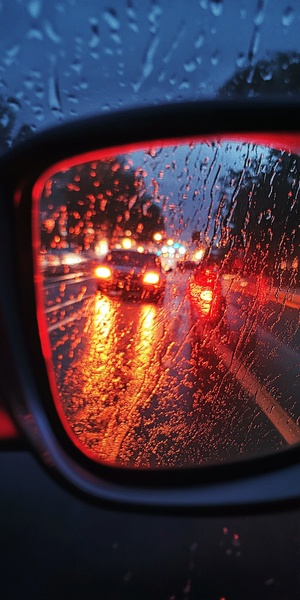 夜雨中汽车镜子映射的行驶道路