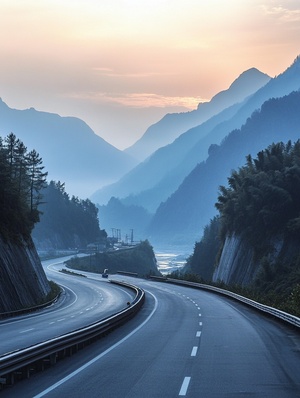 在公路上，公路绕着山峰，一点点下坡，远处是茂密的森林，柔和的阳光洒向大地。公路有一边是河流