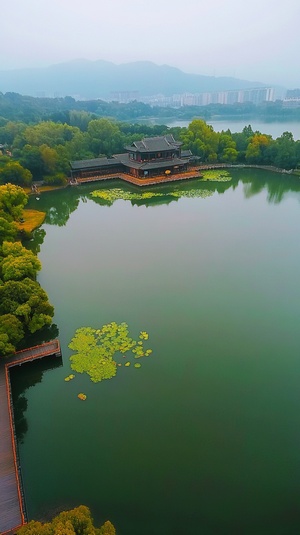AI 之旅探索清远狮子湖的未来生活变革
