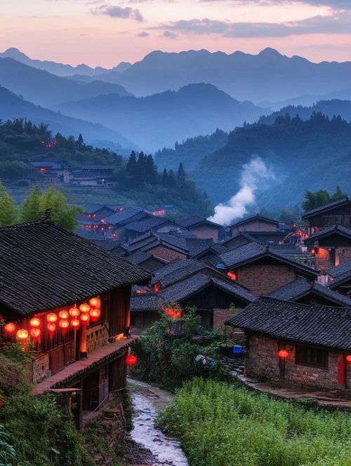 远处群山连绵，山下有个小山村，有很多家房子，房子徽派建筑风格，村子前面有条小溪，小溪边上是草地和农田，门前挂有红色灯笼，偶尔还有炊烟升起