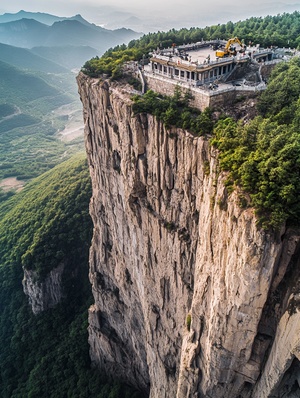 航拍顶视图,一台挖掘机在中国连州简约风格下的悬崖壁上行驶,一座壮丽雄伟的建筑群,巨大的悬崖,深色调,宏大的场景,令人惊艳的视角,震撼的画面,惊人的细节,高分辨率,电影般的镜头,广角镜头,航拍摄影,高清,高细节,超级现实主义,照片写实,全身拍摄,电影灯光,以及金色的光芒。