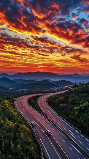 弯曲的公路，车在行驶，整个天空都是火烧云般绚丽多彩，超高清