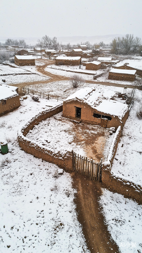 冬季村庄鸟瞰图小土坯房和被雪覆盖的农家小院