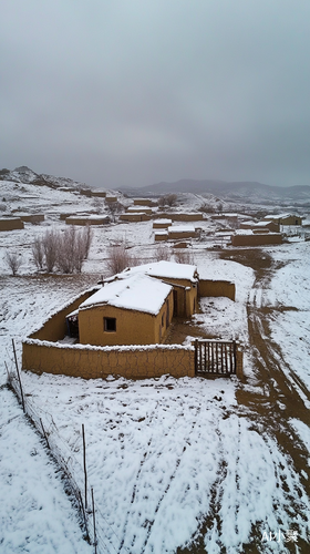 冬季雪覆盖的小土坯房与村庄鸟瞰图