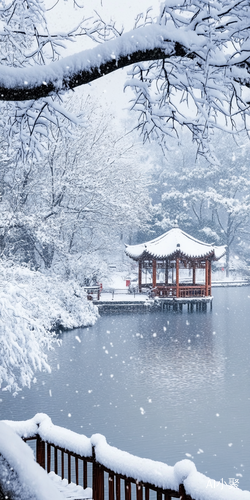 this picture depicts a serene and beautiful winter snow scene. the main elements include snow-covered trees, ground, buildings, fences, boats, and other facilities. trees: most of the trees are covered with heavy snow, and the branches are covered with white snowflakes, which appear white and heavy. ground: the ground is covered with a heavy layer of snow, which looks flat and smooth. buildings: there is a small pavilion or building in the distance, and the roof is also covered with snow, blending in with t