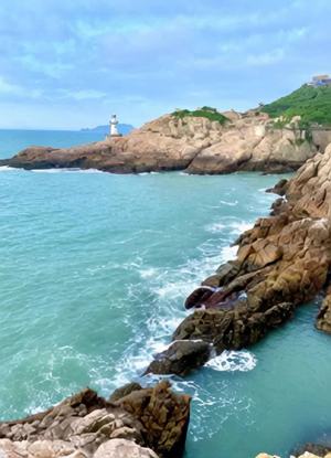 海浪沙滩阳光下的美丽海景