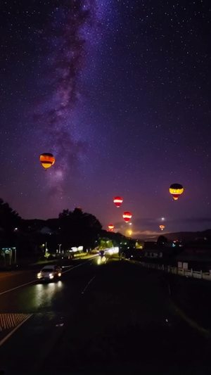 国外极光星空璀璨繁星，几个热气球飘动，国外车流穿梭