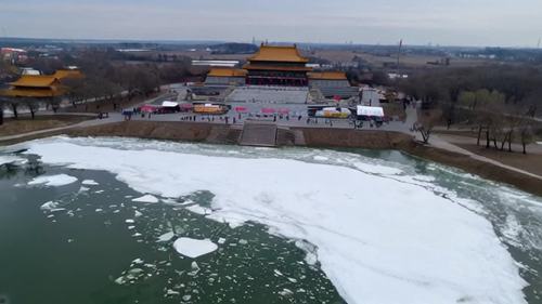 1 全景 远古的部落，人们穿着兽皮，在一片冰天雪地中艰难行走，他们看着被冰雪覆盖的大地，眼神中充满对温暖的渴望。 n2 中景 古代的宫廷，钦天监正庄重地看着星象图，在竹简上记录着什么，旁边的日历上，立春二字被醒目标注。 n3 近景 田野间，一位老农站在田埂上，看着刚冒出嫩绿新芽的土地，脸上露出欣慰的笑容。 n4 中景 热闹的古代集市，人们穿梭其中，各种色彩鲜艳的春幡在摊位上飘扬。 n5 全景 现代的城市公园，湖面的冰开始融化，垂柳的枝条随风轻摆，人们在湖边散步、放风筝。n6 全景 画面切换至社区活动现场，孩子们拿着画笔画着春天的景象，旁边的展板上展示着立春的知识。