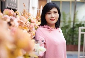 主人翁在花丛中的微笑与交谈