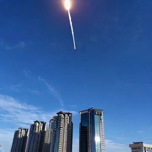 战斗机发射导弹袭击摩登大厦