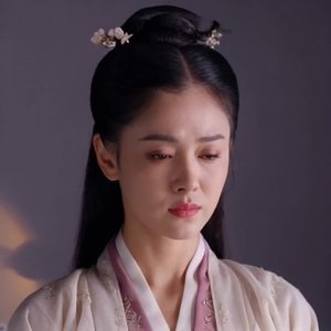 华丽的中国女皇汉服淡妆庄严镜头下的电影光效