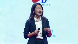 漂亮女人在台上讲解新能源课程特写