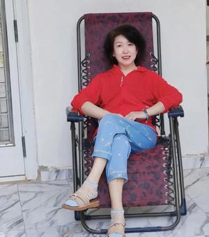 美女姐姐在别墅院子里享受阳光的闲适时光