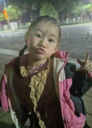 小可爱在路边拍照的欢乐瞬间