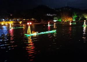 夜晚河流上的船