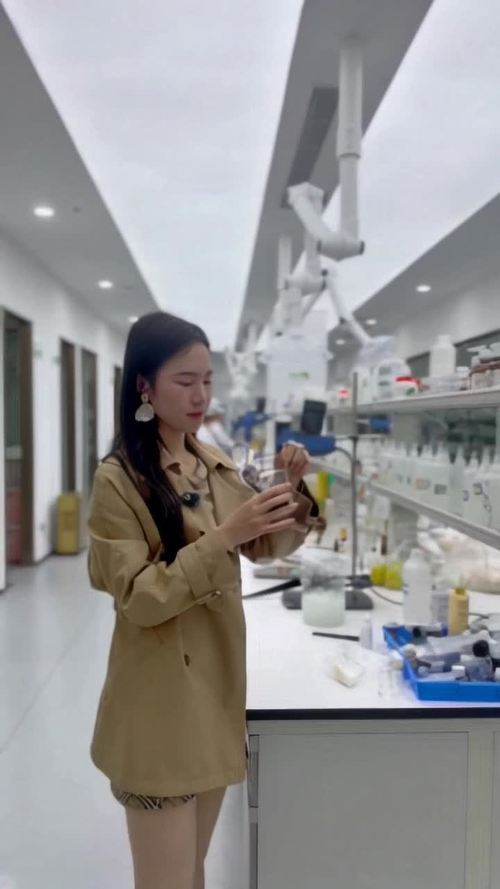 我是佰氏健康的工厂负责人蓝丽娜，我在化妆品的实验室给客户做产品的打样跟进，我需要给客户讲解产品的功效，做的产品是美白补水保湿面膜，给客户讲解产品的功效，使用场景，使用后效果对比，如果品牌方需要小批量定制的话，欢迎来到佰氏健康来找我！我们可以做一条龙服务，包装设计，包材选择，商学院培训，都可以给您提供方案