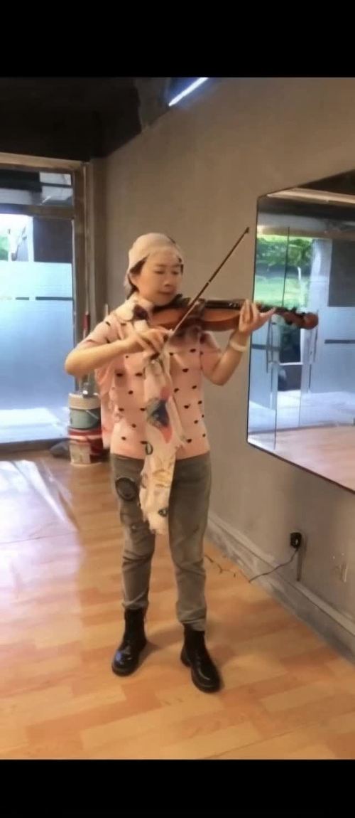 拉小提琴的优雅魅力