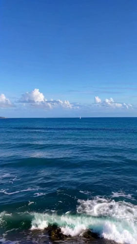 海浪轻拍岸边，泛起洁白浪花，似轻柔乐章。海天相接，湛蓝无垠，阳光洒下，波光粼粼。远处帆影点点，海鸥翱翔，大海宁静又壮阔，让人心旷神怡，沉醉其中。