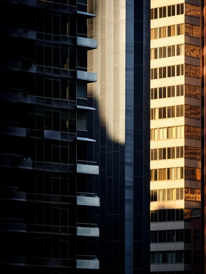 In this photograph, we can see an extremely high level of detail. The photographer skillfully captured the texture and changes in light and shadow on the buildings, making the scene more three-dimensional and vivid. Additionally, the focus of the photo is very sharp, allowing us to clearly see every detail. This attention to detail and mastery of composition are qualities that have earned this National Geographic award-winning photograph its recognition.